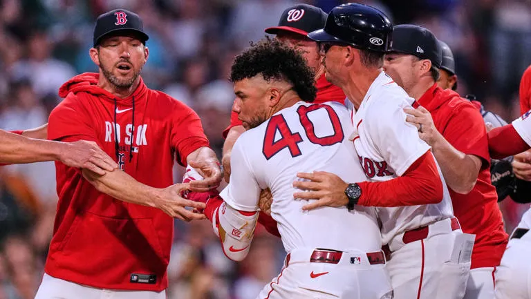 Tensión en Fenway Park: Willson Contreras vacía las bancas tras altercado con Cade Cavalli