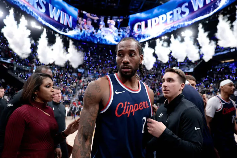 Kawhi Leonard rompe con sus agentes en medio de una investigación de la NBA