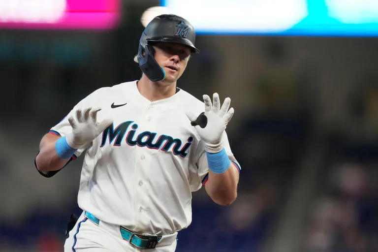 Los Marlins superan 2-0 a los Marineros: Stowers y Otto López guían el triunfo