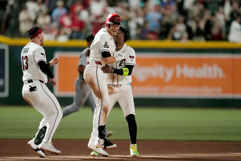 Milagro en Arizona: Los Diamondbacks remontan siete carreras y dejan tendidos a los Cardenales en extra innings