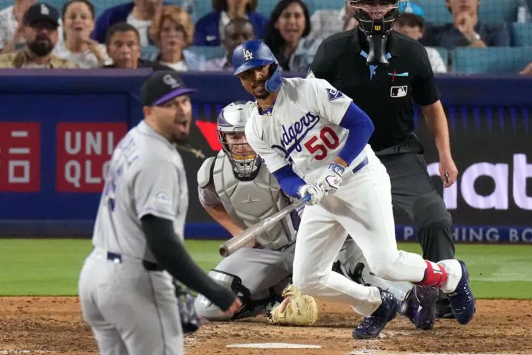 Dodgers superan a los Rockies con hit clave de Mookie Betts