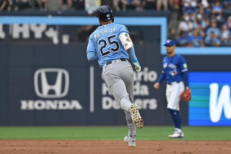 Poderío ofensivo y dominio monticular guían la victoria de los Rays ante los Azulejos
