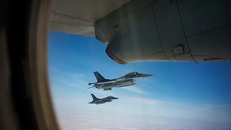 Alerta máxima en el flanco oriental: Polonia moviliza cazas F-16 tras la violación de su espacio aéreo por un proyectil