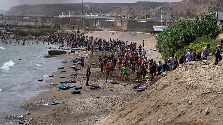 Escalada de la crisis en Ceuta: Italia evalúa suspender el Tratado de Schengen con España y Albares convoca al embajador
