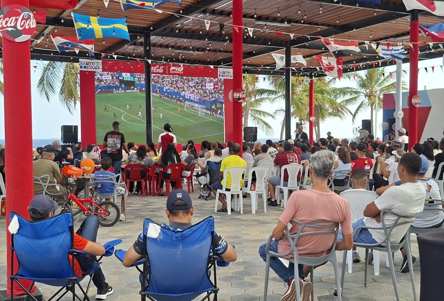 Fanáticos viven la pasión del fútbol en el Malecón Deportivo y se preparan para la final entre España y Argentina