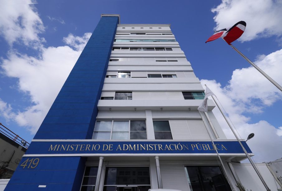 Gobierno dispone reducción de jornada laboral este viernes en instituciones públicas