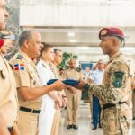 Ministro de Defensa despide equipo dominicano que representará al país en Fuerza Comando Paraguay 2026 SANTO DOMINGO,RD.-  El ministro de Defensa, teniente general Carlos Antonio Fernández Onofre, ERD., encabezó el acto de despedida del equipo de fuerzas especiales que representará a la República Dominicana en Fuerza Comando Paraguay 2026, competencia multinacional que reunirá a unidades élite de 17 países del continente americano para evaluar sus capacidades físicas, técnicas, tácticas y mentales. Durante la ceremonia, Fernández Onofre entregó la Bandera Nacional a los integrantes de la delegación dominicana, como símbolo del honor, el compromiso y la responsabilidad que asumen al representar al país y a sus Fuerzas Armadas en uno de los escenarios de competencia y cooperación militar más exigentes de la región. Al dirigirse a los soldados, el titular del Ministerio de Defensa destacó el riguroso proceso de preparación y entrenamiento desarrollado por el equipo y los exhortó a competir con dignidad, disciplina y coraje. “Ustedes parten llevando dentro de su pecho el honor de representar a la República Dominicana y a sus Fuerzas Armadas”, expresó. El ministro resaltó que la fortaleza de un soldado de fuerzas especiales trasciende su condición física y preparación técnica, y se sustenta también en el carácter, la resiliencia, la fortaleza mental, el liderazgo y la capacidad de mantener la claridad y cohesión del equipo bajo elevados niveles de presión. Asimismo, señaló que la bandera entregada representa el compromiso de demostrar ante las demás naciones el profesionalismo y nivel de preparación de los soldados dominicanos. “Cuando esta bandera esté en sus manos, recuerden que ustedes no van solos”, manifestó, al destacar el respaldo del presidente Luis Rodolfo Abinader Corona, autoridad suprema de las Fuerzas Armadas y la Policía Nacional; del Ministerio de Defensa, del Estado Mayor General, de sus compañeros de armas y del pueblo dominicano. Fuerza Comando Paraguay 2026 contará con equipos de República Dominicana, Estados Unidos, Jamaica, Panamá, Paraguay, Costa Rica, Colombia, Ecuador, Guatemala, Honduras, Bolivia, Brasil, México, Argentina, Belice, Perú y El Salvador, cuyos integrantes enfrentarán pruebas de resistencia, precisión, velocidad, planificación, dominio técnico, coordinación y trabajo en equipo. La participación dominicana constituye una oportunidad para demostrar el nivel de preparación alcanzado por las unidades de fuerzas especiales del país, fortalecer sus capacidades operacionales y promover la interoperabilidad, el intercambio de experiencias y los vínculos de cooperación con fuerzas militares de naciones amigas, contribuyendo a una mayor preparación frente a los desafíos presentes y futuros de la seguridad y la defensa. En el acto estuvieron presentes los viceministros de Defensa, el inspector general de las Fuerzas Armadas y los subcomandantes generales del Ejército, la Armada y la Fuerza Aérea de República Dominicana, junto a oficiales generales y superiores, instructores y entrenadores. Al despedir la delegación, Fernández Onofre los exhortó a dejar en cada prueba una muestra del temple, la disciplina, el espíritu de sacrificio y el profesionalismo que caracterizan al soldado dominicano, poniendo en alto el nombre de la República Dominicana.