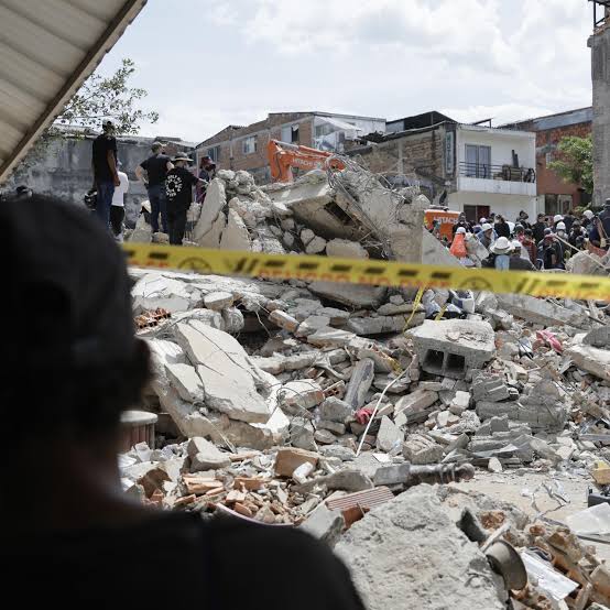 Anciana sobrevive tres días bajo los escombros tras un terremoto de magnitud 7,7 en Indonesia