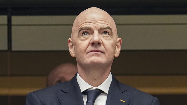 "Basta ya": Leyendas del fútbol se pronuncian sobre Infantino en un contundente mensaje