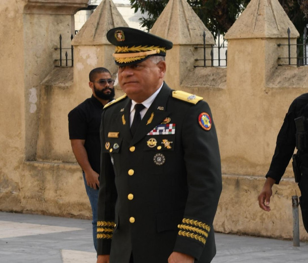 Defensa designa nuevos directores del Cesfront, J-2, Cesac y servicio militar Las designaciones, efectivas a partir del 17 de agosto de 2026, fueron dispuestas por el ministro de Defensa, teniente general Carlos Antonio Fernández Onofre, ERD, de acuerdo a una nota de prensa de la Presidencia de la República. SANTO DOMINGO,RD.- El Ministerio de Defensa (MIDE) dispuso este lunes nuevas designaciones en dependencias de las Fuerzas Armadas vinculadas a la seguridad fronteriza, aeroportuaria, inteligencia y formación ciudadana. Las designaciones, efectivas a partir del 17 de agosto de 2026, fueron dispuestas por el ministro de Defensa, teniente general Carlos Antonio Fernández Onofre, ERD, de acuerdo a una nota de prensa de la Presidencia de la República Entre los cambios se encuentra la designación del mayor general Enrique Aguilera Trujillo, ERD., como director general del Cuerpo Especializado de Seguridad Fronteriza Terrestre (Cesfront), en sustitución del general de brigada José H. Rodríguez Coste, ERD. A su vez, el general de brigada José H. Rodríguez Coste, ERD., fue designado J-2, director de Inteligencia del Estado Mayor Conjunto del Ministerio de Defensa, responsabilidad desde la cual tendrá a su cargo una de las áreas fundamentales para el análisis y apoyo a la toma de decisiones estratégicas del alto mando militar. En el ámbito de la seguridad aeroportuaria, fue designado el general de brigada piloto Manuel Abad García Lithgow, FARD., como director general del Cuerpo Especializado en Seguridad Aeroportuaria y de la Aviación Civil (Cesac). Asimismo, el coronel (MA) Modesto Segura Vólquez, ERD., fue designado subdirector general del CESAC, reforzando la estructura de mando de ese organismo especializado. Asimismo, el general de brigada Francisco Dimas Ávalo Núñez, ERD., fue designado director del Servicio Militar Voluntario, en sustitución del general de brigada piloto Rafael Candelario Acosta Sena, FARD. “Estas disposiciones procuran garantizar la continuidad del mando y fortalecer áreas que desempeñan funciones esenciales dentro del sistema de defensa y seguridad nacional, mediante la asignación de oficiales a responsabilidades directamente vinculadas con las prioridades estratégicas de las Fuerzas Armadas”, explicaron.