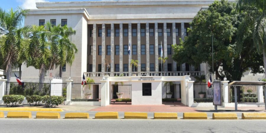 Educación prepara reforma de ley vigente desde 1997 para acercar las aulas al mercado laboral