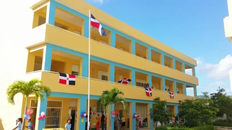 Escuelas empiezan a recibir a estudiantes para el inicio del año escolar