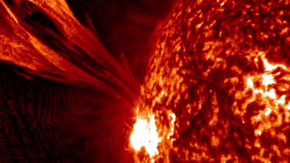 El Sol desata una colosal llamarada y 'lluvia' de plasma