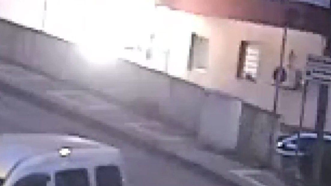 El momento en que un dron de origen desconocido explota en Turquía