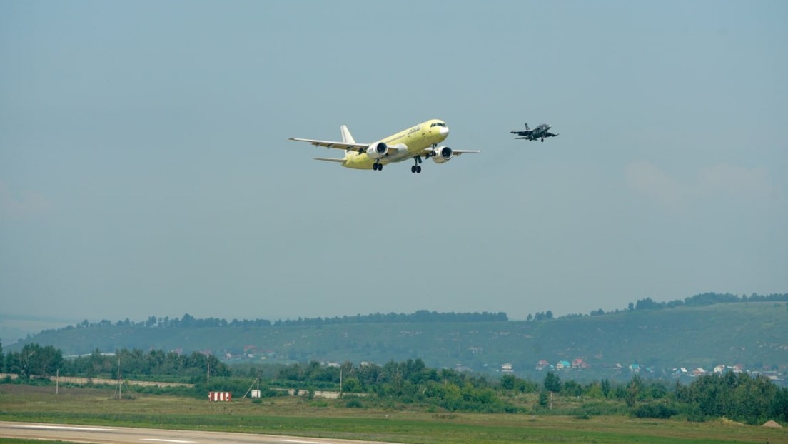 El primer avión de pasajeros 100 % ruso producido en serie realiza un exitoso vuelo inaugural