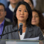 La presidenta de Perú, Keiko Fujimori, le pidió a la ciudadanía tener "paciencia" frente a la compleja situación de seguridad que atraviesa el país suramericano, y aseveró que podían ofrecer resultados en la lucha contra la criminalidad en apenas dos semanas de Gobierno. "No podemos dar resultados en quince días, por favor, les pido paciencia, pero, sobre todo, que confíen en este Gobierno les va a devolver el orden y la tranquilidad", dijo la mandataria la víspera en una intervención, recoge RPP. Fujimori aseguró que primero debe recuperarse el "orden" para poder "volver a vivir en paz y sin miedo", tras asegurar que la estrategia de su Gobierno para resolver el problema de la inseguridad es distinta.