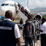 Haití recibe primer grupo de deportados EU tras fin del TPS