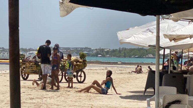 La playa del pueblo se encarece: Boca Chica entre los altos precios, el hostigamiento y la pérdida de su esencia