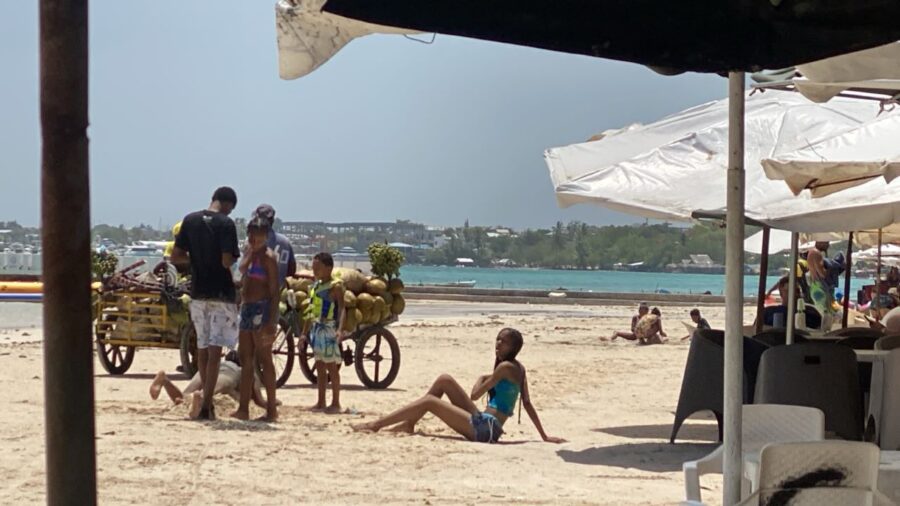 La playa del pueblo se encarece: Boca Chica entre los altos precios, el hostigamiento y la pérdida de su esencia