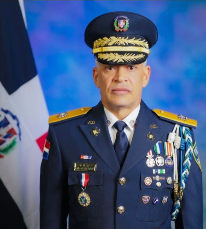 Nuevo jefe de la Policía “baja raya”: mandos tienen 30 días para declarar patrimonio o serán destituidos