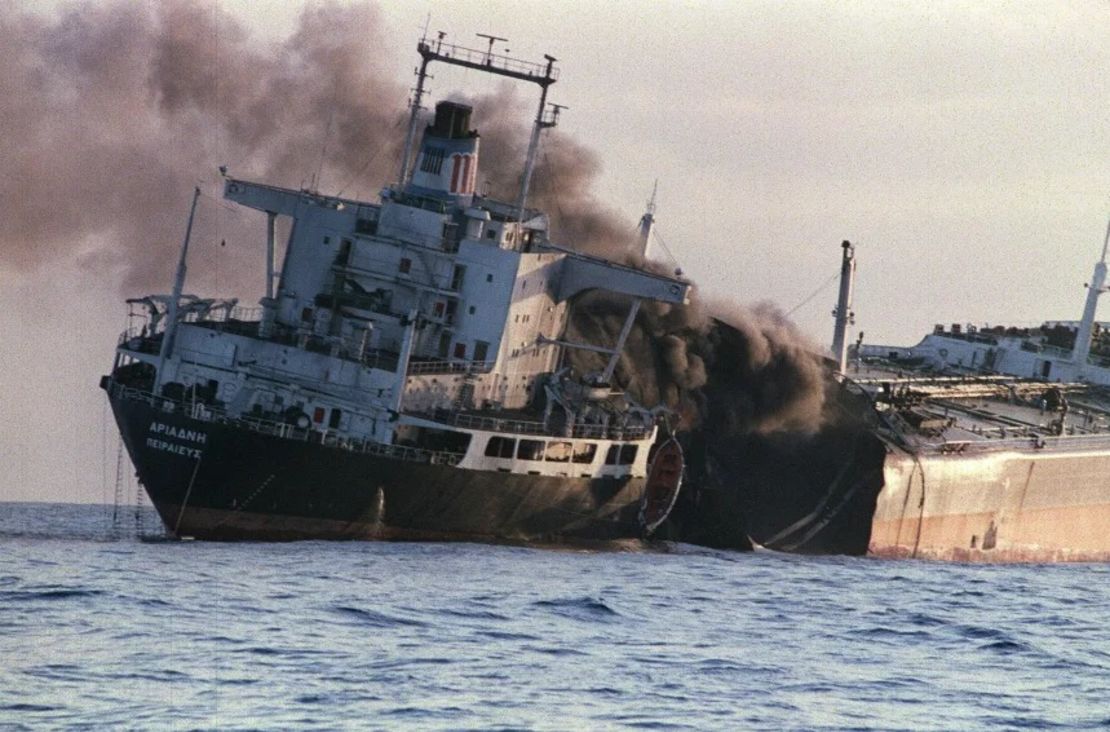 Petrolero kuwaití es atacado mientras transitaba por el estrecho de Ormuz