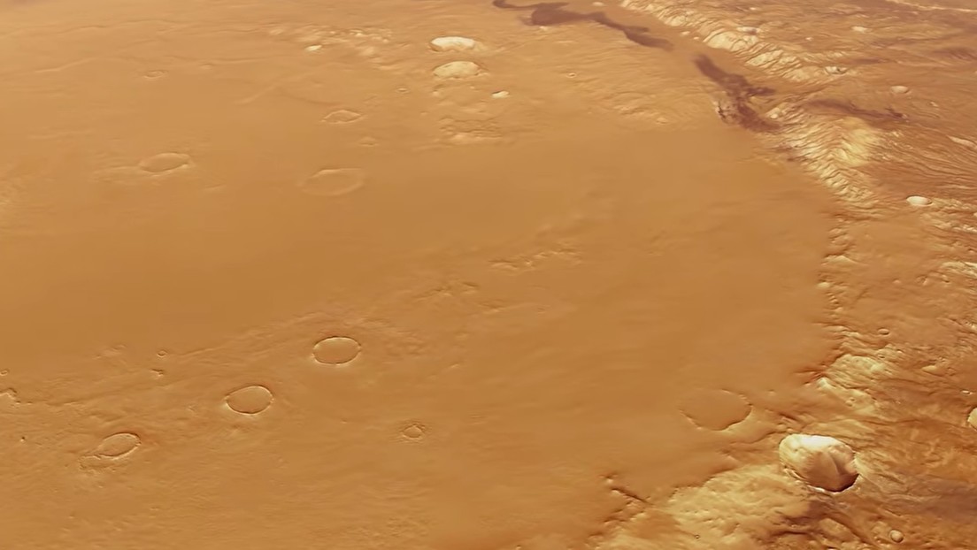 Un sobrevuelo a un inmenso cráter marciano revive uno de los viejos mitos del planeta rojo