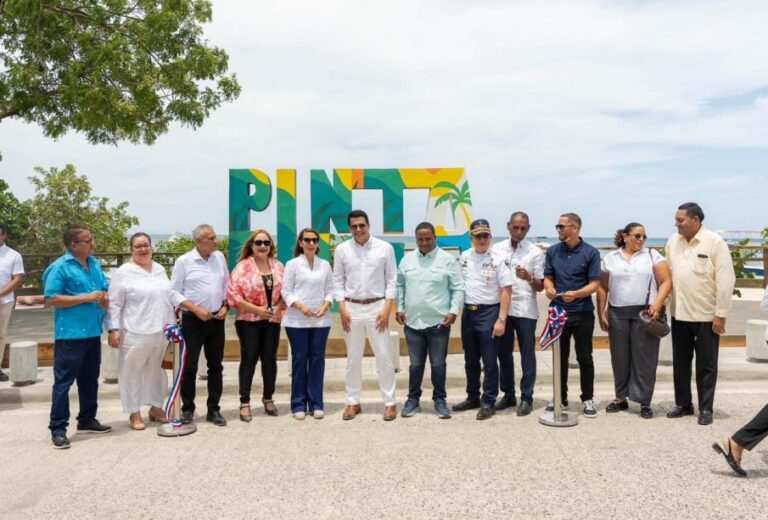 David Collado inaugura parador fotográfico en Punta Rucia para impulsar el turismo en Puerto Plata