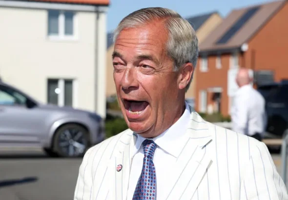 Triunfo agridulce en el Reino Unido: Nigel Farage vence al Conde Binface en unos comicios virales y plagados de burlas La política británica ha vuelto a protagonizar un episodio tan insólito como viral. El líder derechista Nigel Farage consiguió una sufrida victoria electoral para asegurar un escaño en el Parlamento británico, un resultado que, sin embargo, quedó inmediatamente opacado y ampliamente ridiculizado en las redes sociales debido a la singular competencia que libró contra el autodenominado candidato intergaláctico, el Conde Binface. El proceso de recuento de votos se convirtió rápidamente en un fenómeno de internet que acaparó la atención internacional. Mientras Farage intentaba consolidar su regreso a la primera línea legislativa, la presencia de su estrafalario oponente —caracterizado por llevar un cubo de basura metálico en la cabeza y lanzar propuestas satíricas— desató una ola de memes y burlas masivas en las plataformas digitales, restándole toda solemnidad al acto político. A pesar del circo mediático y la mofa generalizada que inundó las redes tras conocerse los resultados, el político conservador logró su objetivo de asegurar la curul. El episodio subraya el impredecible pulso electoral del Reino Unido, donde los aspirantes alternativos y humorísticos ganan cada vez más tracción para desafiar y cuestionar a las figuras tradicionales del establishment. ¿Crees que la participación de candidatos satíricos en las elecciones debilita el debate democrático o aporta una válvula de escape saludable para los votantes?