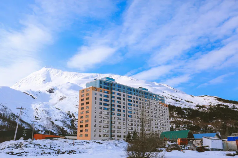 Begich Towers: el pueblo de Alaska donde todos viven bajo un mismo techo
