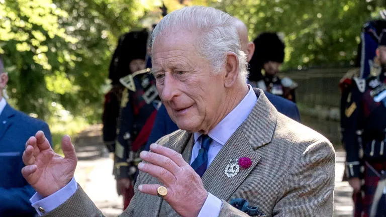 El rey Carlos III reconoce a seguidora en Balmoral