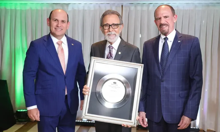 Banco Caribe rinde un emotivo homenaje a la trayectoria de Edmundo Aja