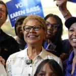 Desmienten encuesta falsa sobre ventaja de Karen Bass en Los Ángeles