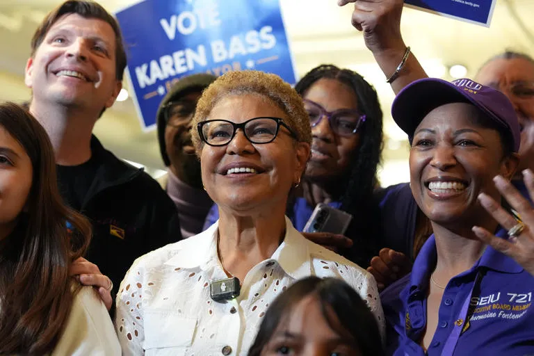 Desmienten encuesta falsa sobre ventaja de Karen Bass en Los Ángeles