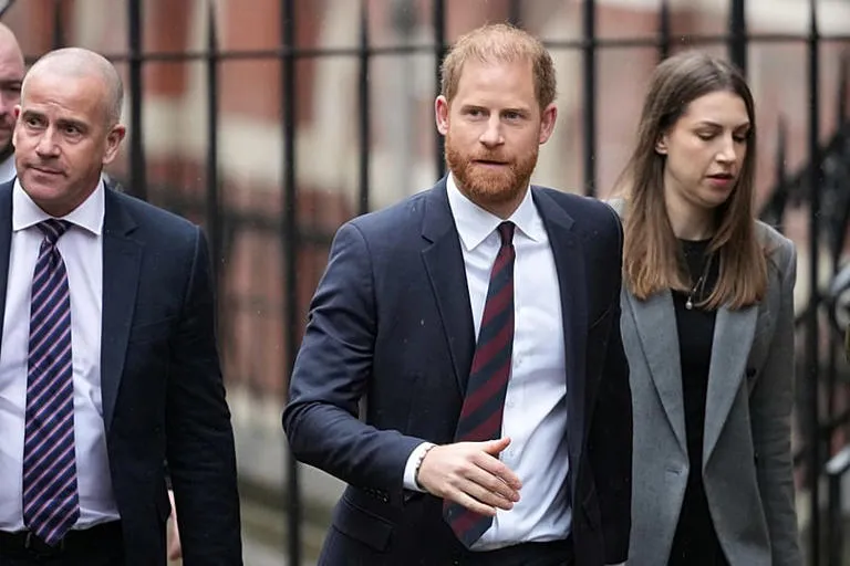 El príncipe Harry pagará 11 millones tras perder demanda contra Daily Mail