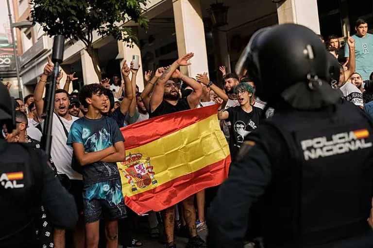La escalada migratoria en Ceuta desata protestas callejeras y duras críticas a la gestión del Gobierno