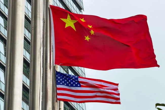 Escalada en la guerra tecnológica: La Casa Blanca acusa a China de extracción masiva de inteligencia artificial