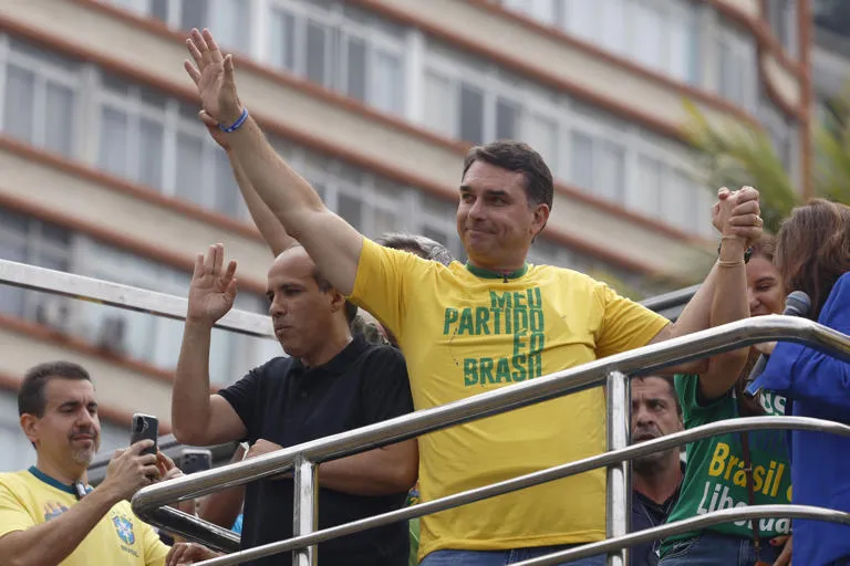 Mano dura en Brasil: Flávio Bolsonaro arremete contra Lula y promete tildar de terroristas a los narcos