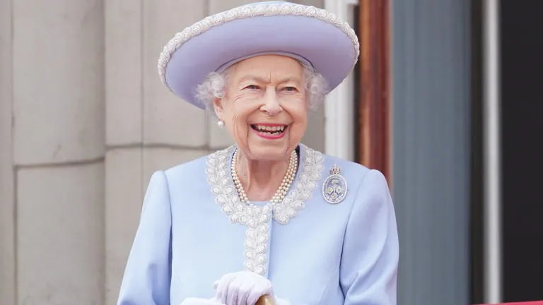 Elegancia real: Las joyas y piezas más emblemáticas de la Reina Isabel II llegan al Palacio de Buckingham