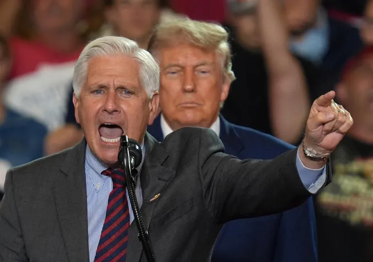 Impulso electoral: Trump visitará Long Island para fortalecer la campaña de Bruce Blakeman en Nueva York El expresidente Donald Trump ha confirmado su próxima visita a Long Island con el objetivo central de respaldar la candidatura de Bruce Blakeman en su carrera por la gobernación del estado de Nueva York. La visita busca consolidar el apoyo de las bases conservadoras en una región históricamente disputada, aprovechando la presencia de una de las figuras más influyentes del Partido Republicano para movilizar el voto en los suburbios neoyorquinos. La campaña de Blakeman ha puesto gran énfasis en temas de seguridad ciudadana, políticas económicas y el costo de vida, ejes discursivos que resuenan fuertemente con la plataforma de Trump. El mitin en Long Island se perfila como un evento de alta convocatoria donde se espera que el expresidente reitere su apoyo explícito a la visión de Blakeman, intentando inclinar la balanza en una contienda estatal que se anticipa sumamente competitiva. La estrategia de esta visita no solo busca inyectar impulso a la campaña local, sino también reafirmar el control de la facción republicana sobre los distritos estratégicos de Nueva York, un estado tradicionalmente inclinado hacia los demócratas. La presencia de Trump en la zona subraya la importancia crítica de Long Island como termómetro político para los resultados finales en la jornada electoral. Cierre de lectura: ¿Consideras que el respaldo directo de figuras nacionales como Trump logra cambiar significativamente el panorama electoral en estados con marcada tendencia opuesta?