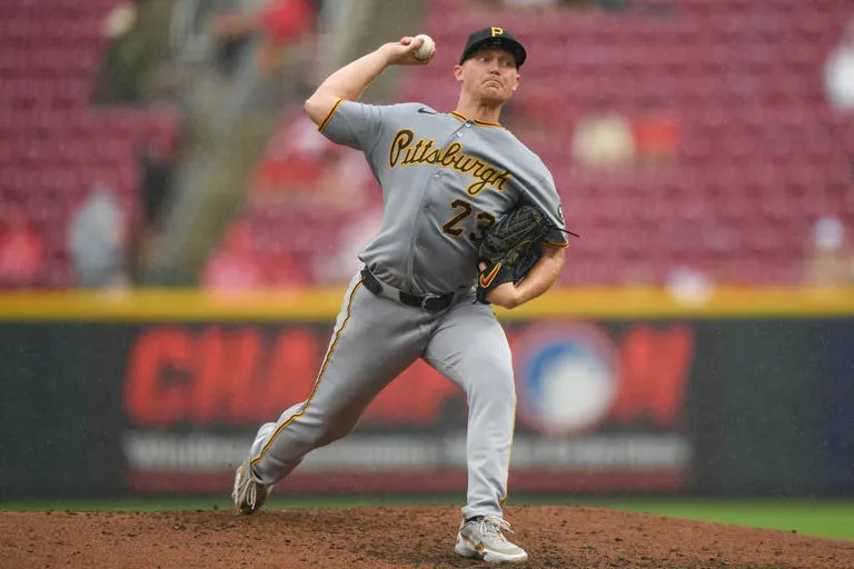 Paliza ofensiva y racha histórica: Los Rojos apalean a los Piratas con contundente 10-2