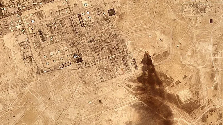 Los hutíes de Yemen reivindican un ataque con drones contra una importante refinería en Arabia Saudita