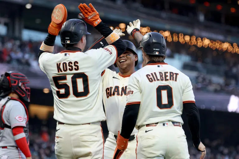 Rafael Devers pega jonrón de 3 carreras y guía a Gigantes