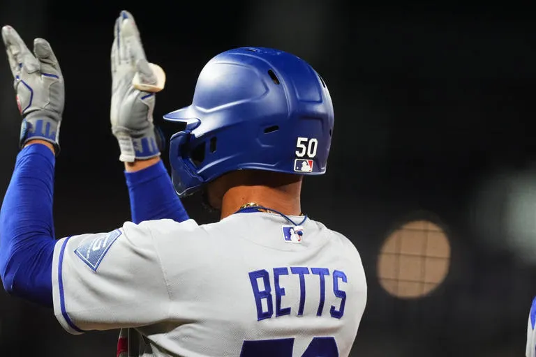 Mookie Betts guía la victoria de Dodgers en entradas extras