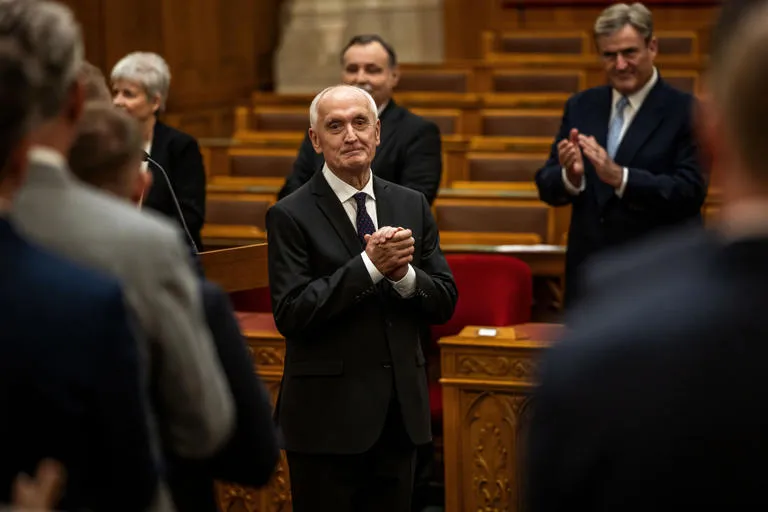 Transición en Budapest: El Parlamento húngaro elige a András Baka como presidente para pilotar el cambio político