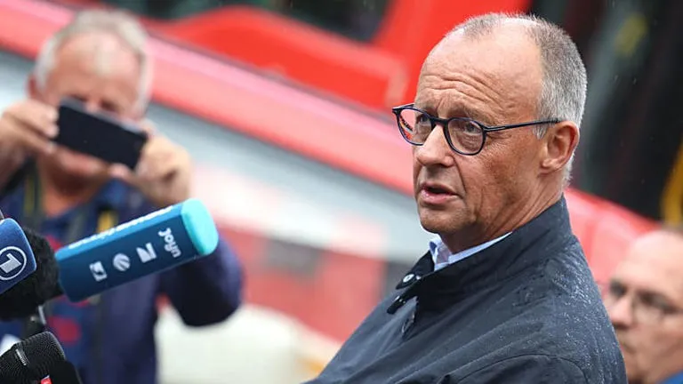 Friedrich Merz es recibido con abucheos en zona de incendios