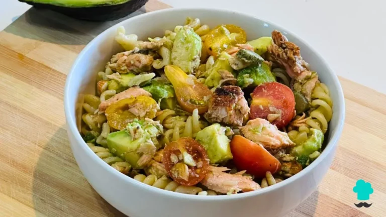 Receta de Ensalada de pasta con salmón y aguacate