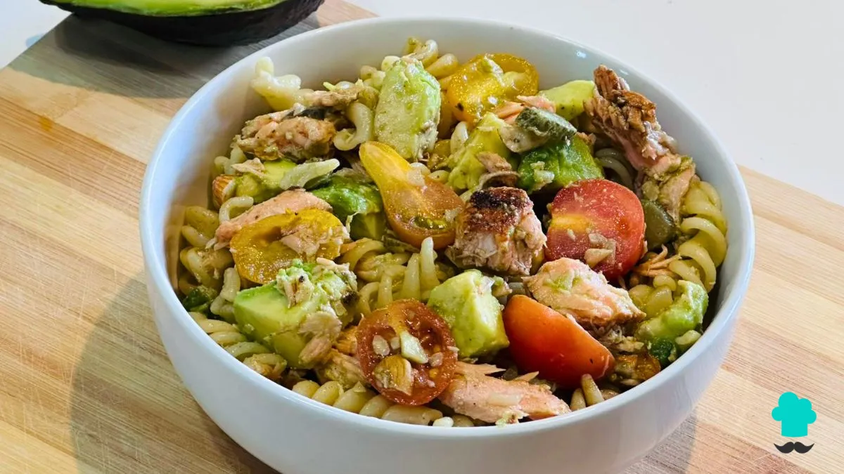 Receta de Ensalada de pasta con salmón y aguacate