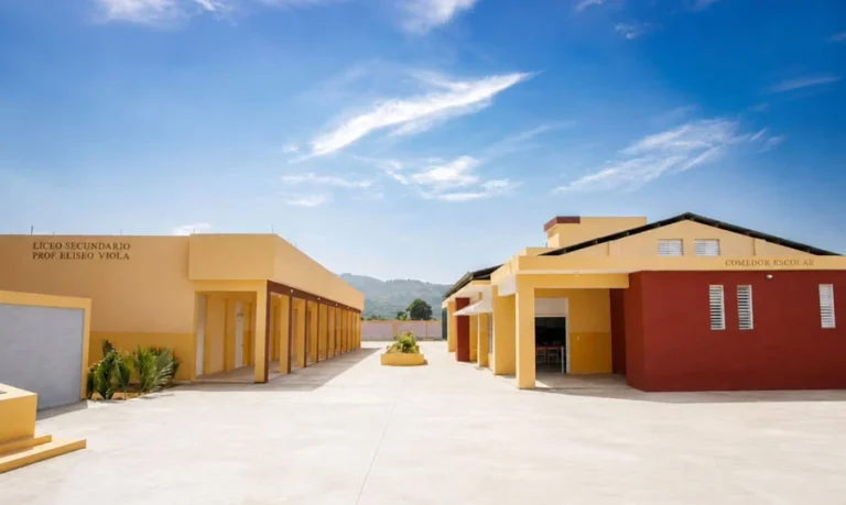 Tras 15 años de espera: Abinader entrega el nuevo Liceo Eliseo Viola en San Juan