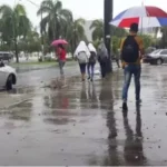 Onda tropical amenaza el Día de la Restauración: Aguaceros y fuertes ráfagas activan alertas