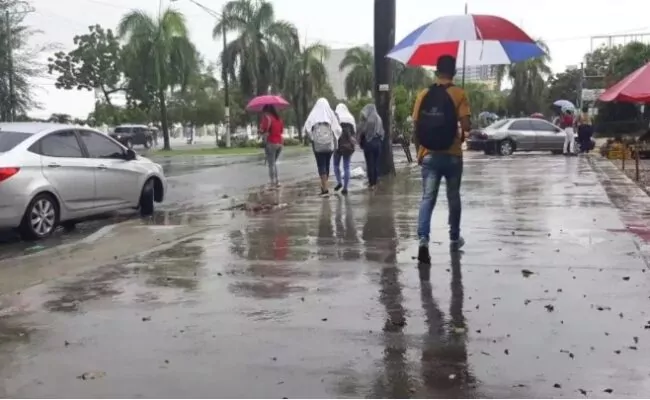 Onda tropical amenaza el Día de la Restauración: Aguaceros y fuertes ráfagas activan alertas